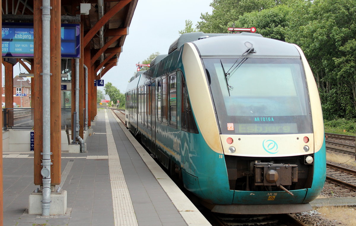 Arriva / Norddeutsche Eisenbahngesellschaft (NEG): Auf der NEG-Bahnstrecke Niebüll - Tønder / Tondern (DK) fahren dänische Arriva-LINT 41. Auf dem Foto sieht man im DB-Bahnhof Niebüll den LINT AR1016, der kurz vorher von Esbjerg (DK) angekommen ist. 