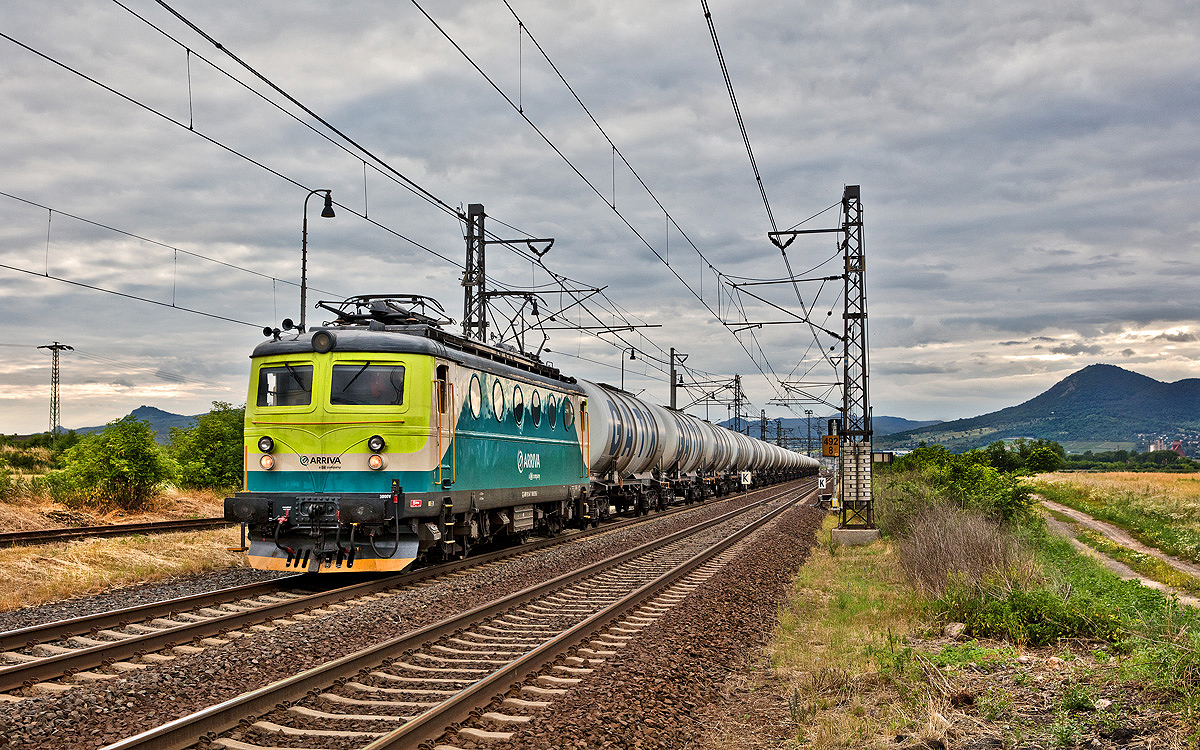 Arriva 140 xxx fährt in Lovosice mit einem Kesselwagenzug nach Süd vorüber.Bild vom 25.6.2017