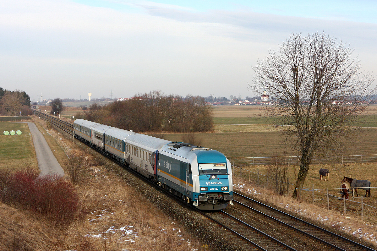 Arriva 223 062 mit den vereinigten ALX 86212 und 86712 München - Lindau bzw. München - Oberstdorf südl. von Buchloe, 23.12.2007