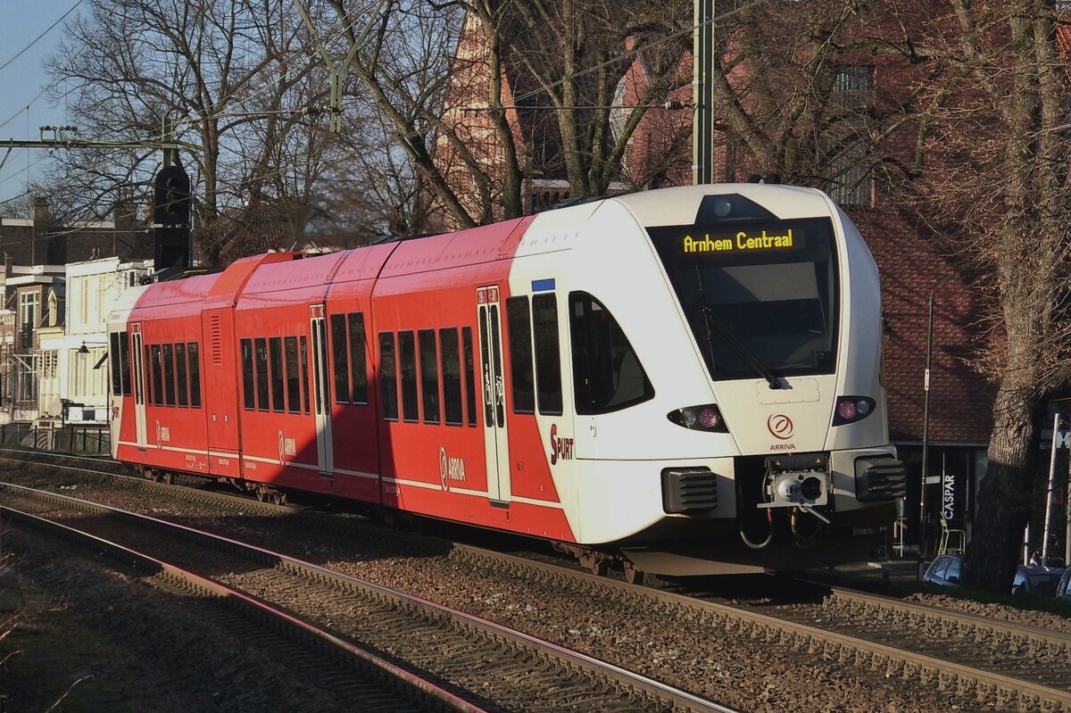 Arriva 371 verlässt am 14 Augustus 2019 Arnhem-Velperpoort.  SPURT ist der eigene Name von Arriva für die Leistungen Arnhem--Doetinchem und Arnhem-Winterswijk. Die Triebzüge sind jedoch Standardmodelle aus Stadlers GTW-Katalog.
