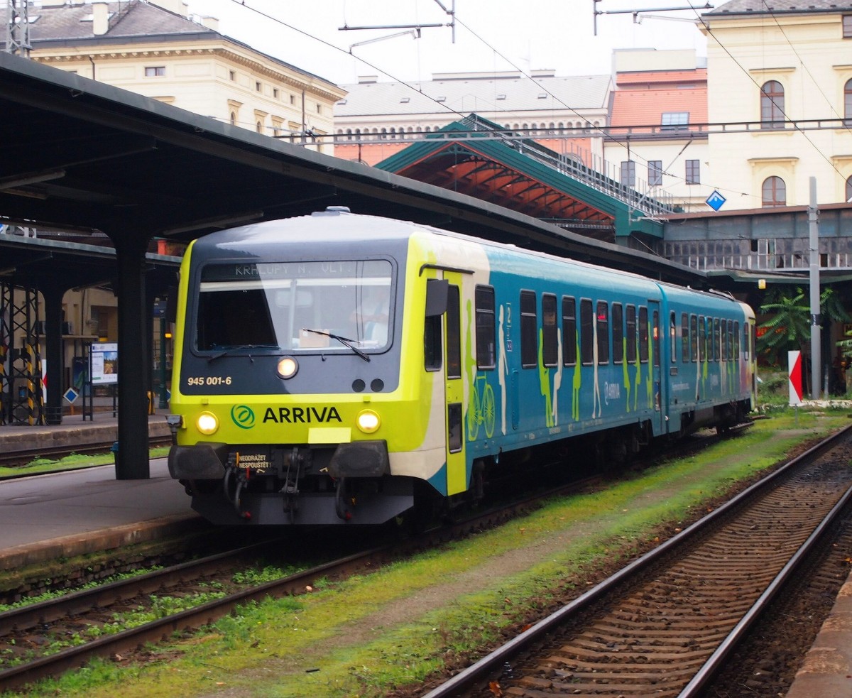 Arriva 945 001-6 (845) in Praha Masarykovo ndra bereit am 25.10.2013 richtung Kralupy nad Vltavou.