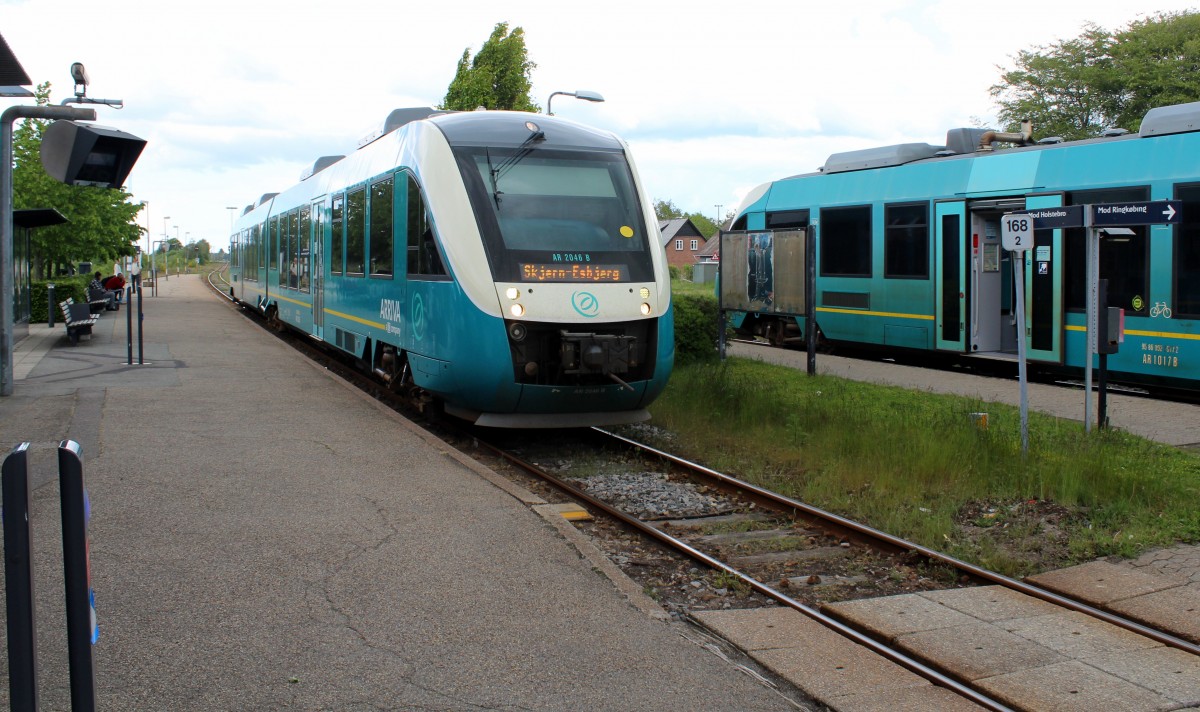 Arriva AR 2046B. - Ort: Bahnhof Vemb. Datum: 9. Juni 2015. Ziel: Esbjerg über Ringkøbing und Skjern. 