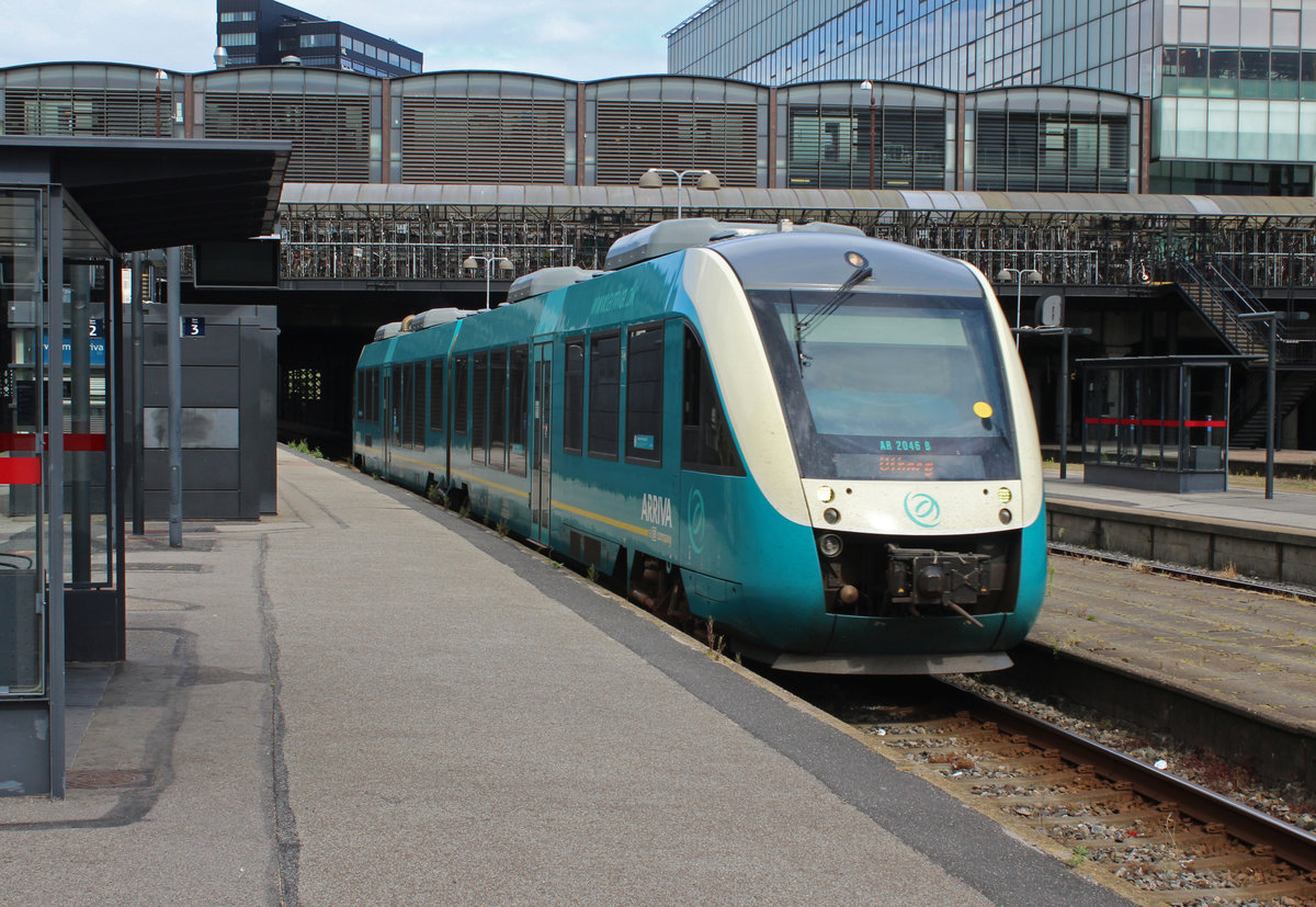 Arriva: Der LINT 41 2046 verlässt am 1. Juli Aarhus H (: den Hauptbahnhof von Aarhus) in Richtung Viborg. 