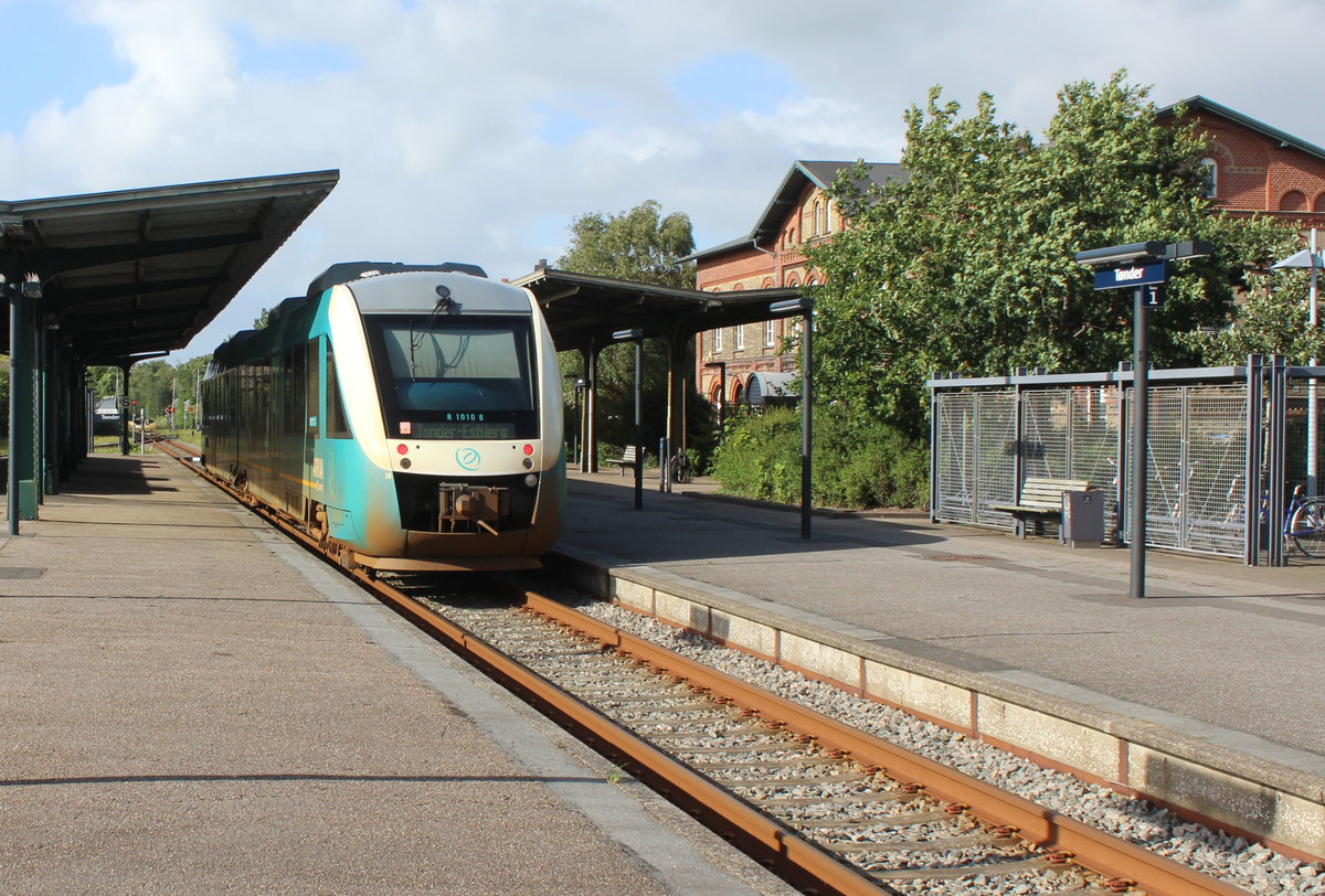 Arriva: Der LINT 41 AR 1010, der gerade aus Niebüll angekommen ist, hält am 6. Juli 2020 im Bahnhof Tønder / Tondern.