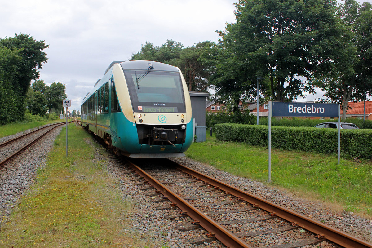 Arriva: Der LINT 41 AR 1020 erreicht am Nachmittag des 7. Juli 2020 den Haltepunkt Bredebro. Der Zug fährt nach Niebüll über Tønder / Tondern.