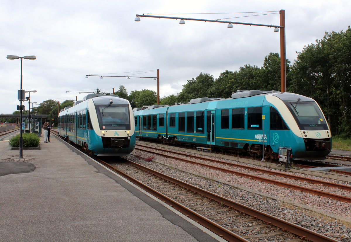 Arriva: Der LINT 41 AR 1005 nach Esbjerg hält im Bahnhof Varde abfahrbereit. Rechts steht der AR 2041 abgestellt. Aufnahmedatum: 8. Juli 2020.