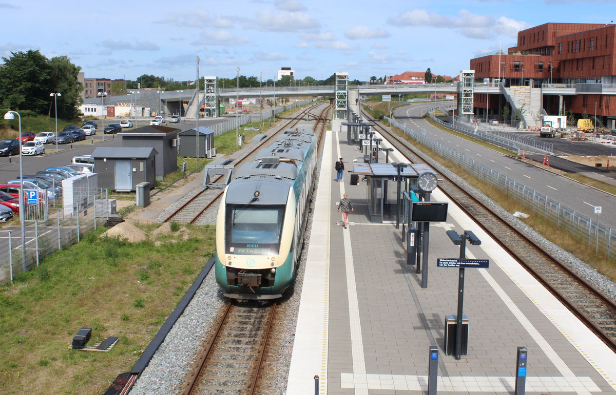 Arriva: Der LINT 41 AR 1024, der nach Århus fährt, wartet am 9. Juli 2020 im Bahnhof Viborg die Abfahrtszeit ab. - In Dänemark fehlt es vielen renovierten Bahnhöfen jede Art von Reiz, sehr oft sind die alten, nicht selten baugeschichtlich interessanten Bahnhofsgebäude außer Betrieb genommen, die Bahnhöfe ähneln nachher reizlose S-Bahnstationen. So ist es auch der Fall mit dem modernisierten Bahnhof in Viborg, einem Bahnhof, der auf der Bahnstrecke Langå - Bjerringbro - Rødkærsbro - Viborg - Skive - Struer liegt, und der heute vor allem von den Triebzügen des Unternehmens Arriva und darüber hinaus von ganz wenigen IC-Zügen (DSB) bedient wird. Früher zeigte der Bahnhof mit seinem Bahnhofsgelände deutlich, dass der Bahnverkehr in Viborg eine wichtige Rolle gespielt hatte. Von Viborg, einer der ältesten Städten in Dänemark, gab es früher auch Bahnen nach Herning (DSB) und Ålestrup (DSB).  