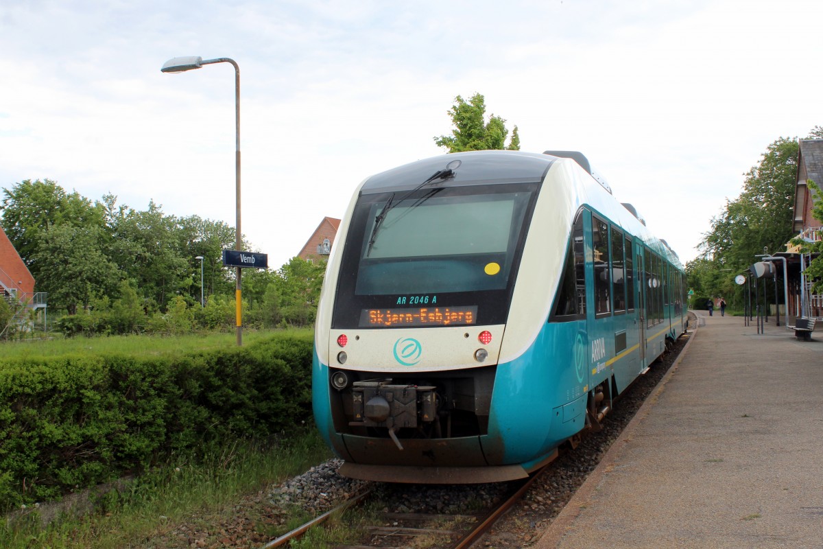 Arriva: Der LINT 41 AR 2046A hält am 9. Juni 2015 im Bahnhof Vemb. Der Zug fährt nach Esbjerg über Ringkøbing und Skjern.