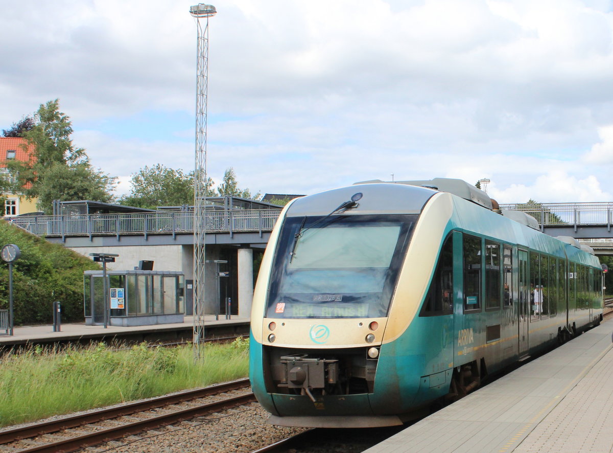Arriva: Der REX Herning - Silkeborg - Skanderborg - Århus (LINT 41 AR 1026) kommt am Nachmittag des 10. Juli 2020 im Bahnhof Hørning an. - Der Bahnhof Hørning liegt auf der Bahnstrecke Skanderborg - Århus. 