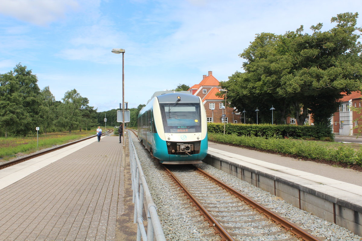 Arriva: Der Zug nach Århus, der LINT 2045, wartet am 9. Juli 2020 im Bahnhof Rødkærsbro die Ankunft des Gegenzuges aus Århus ab. - Rødkærsbro wird wie Viborg von Arriva-Triebzügen und ganz wenigen IC-Zügen (DSB) bedient. - Die Renovierung hat diesen Bahnhof nicht ganz zur Unkenntlichkeit geändert; links gibt es noch einige Reminiszenzen aus einer größeren Vergangenheit. - Die Kleinstadt wurde früher so beschrieben:  Rødkærsbro ist eine Stadt mit Bahnhof und Gasthof  - den Bahnhof und den Gasthof gibt es noch und darüber hinaus hat die Stadt eine große Käserei. - Der Bahnhof erhielt den Namen  Rødkærsbro  wegen einer naheliegenden Brücke (dä: bro) über einen Teich oder ein Moor (dä: kær) mit rötlicher (dä: rød-, rødlig) Bepflanzung. 