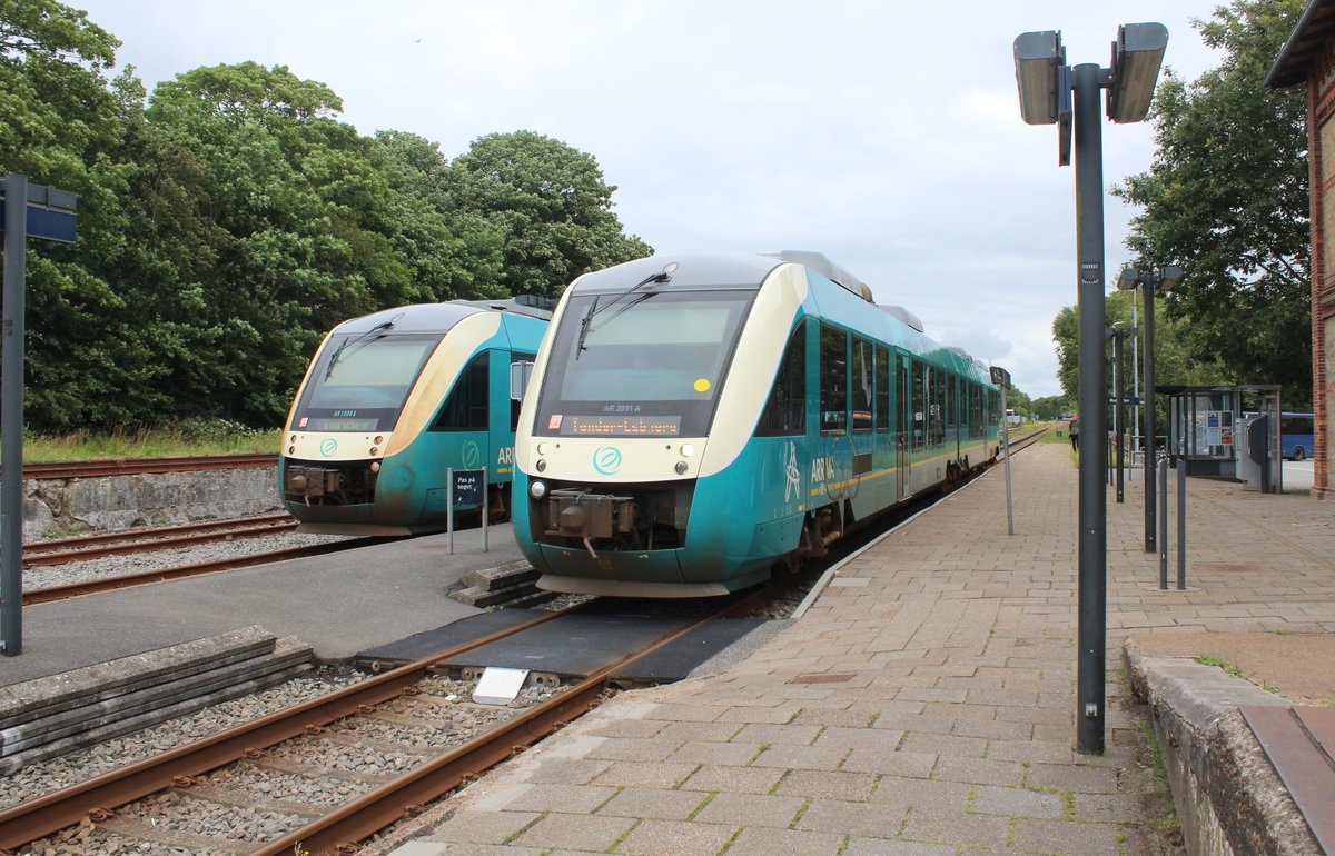 Arriva: Im Bahnhof Skærbæk treffen sich am 7. Juli 2020 zwei Triebzüge des Typs LINT 41: Links der AR 1006 nach Tønder / Tondern, rechts der AR 1051 nach Esbjerg über Ribe.