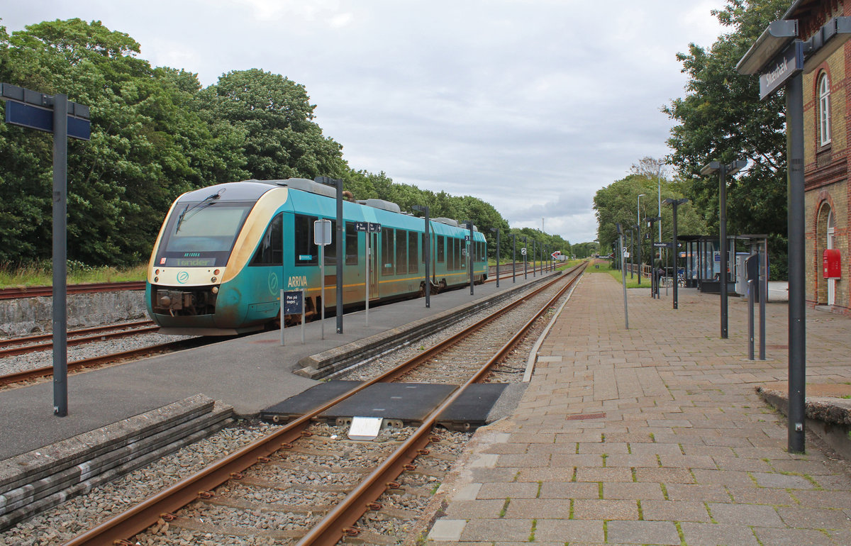 Arriva: Im Bahnhof Skærbæk wartet der Zug (AR 1006) nach Tønder / Tondern auf freie Fahrt; in wenigen Minuten wird der Gegenzug nach Esbjerg im Bahnhof ankommen. - Zeit: Am Nachmittag des 7. Juli 2020.