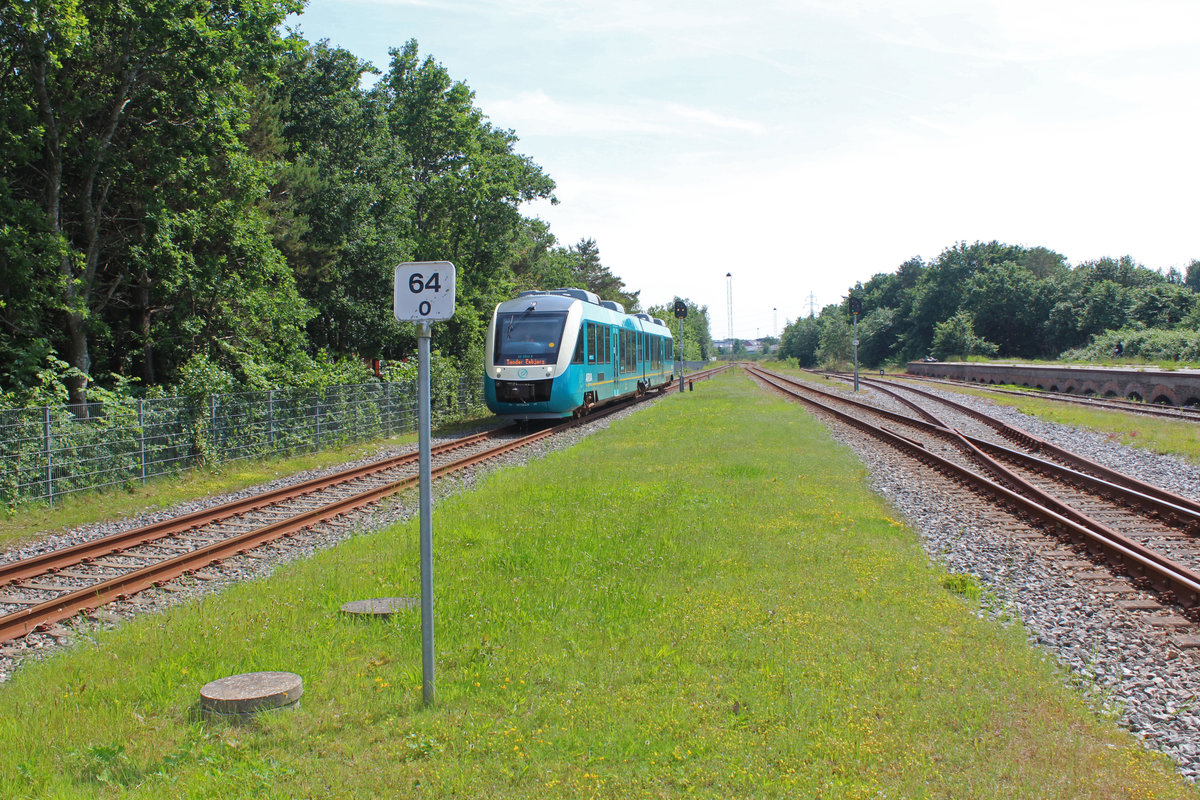 Arriva: Kommend von Niebüll nähert sich der LINT AR 2044 am 18. Juni 2019 dem Bahnhof in Tønder / Tondern. Der Zug fährt in Richtung Esbjerg.