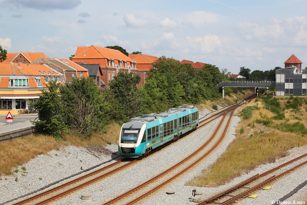 Arriva Lint 1028 am 22.07.2014 bei der Einfahrt in Esbjerg.