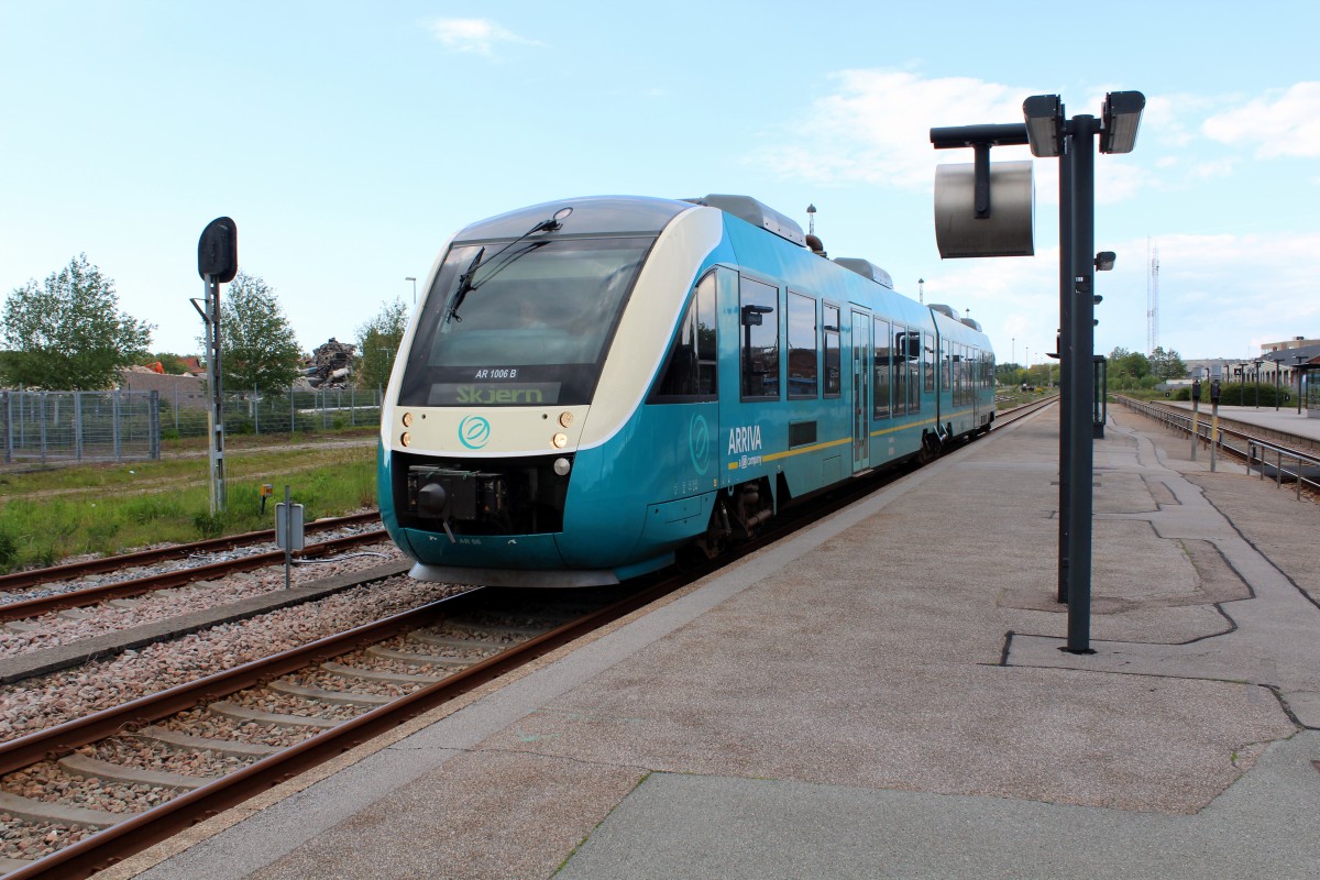 Arriva LINT 41 (AR 1006B) Bahnhof Holstebro am 9. Juni 2015. - Der Zug fährt in Richtung Skjern über Vemb und Ringkøbing (an der dänischen Westküste / Nordseeküste). 