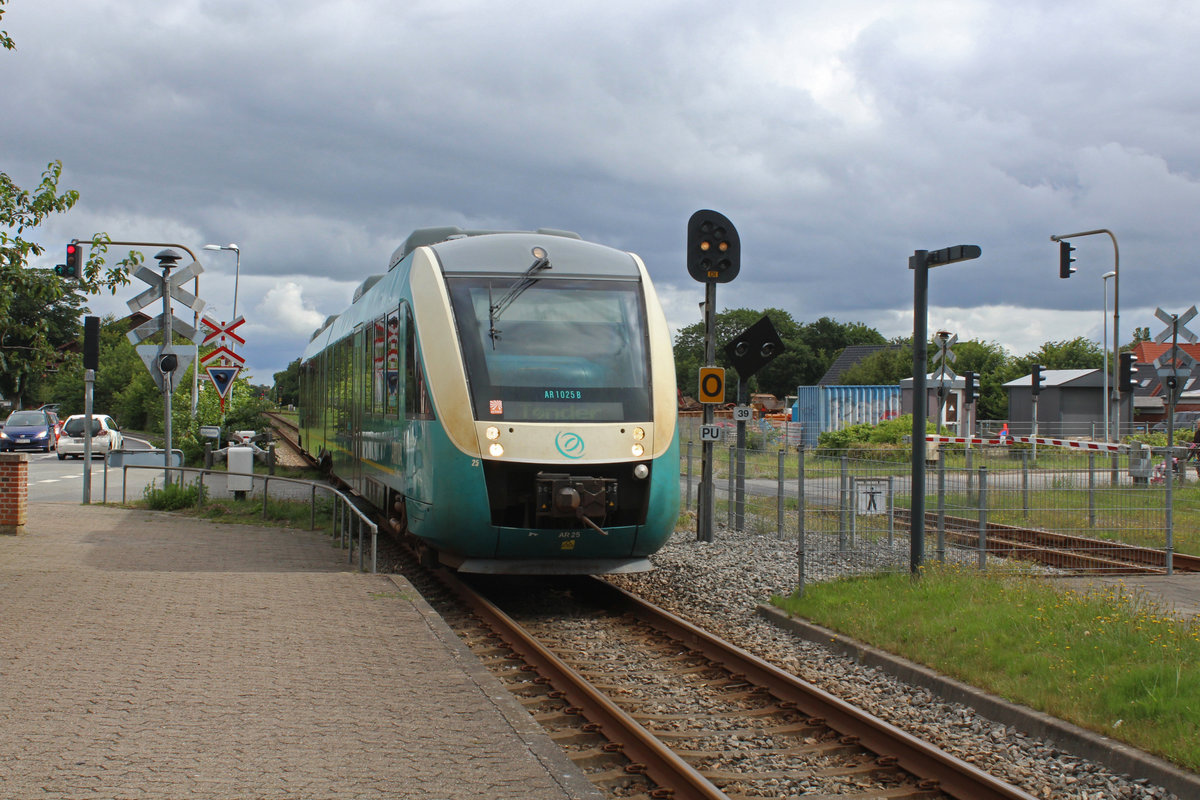 Arriva: LINT 41 AR 1025 kommt am Vormittag des 8. Juli 2020 im Bahnhof Ribe an. Ziel des Zuges ist Tønder / Tondern. 