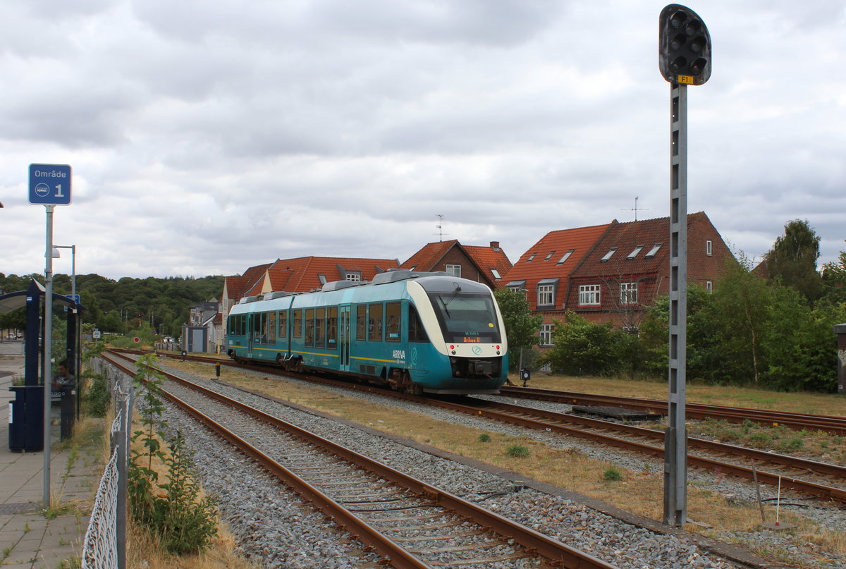 Arriva Lint 41 AR 2048 (9586 001 2048-8) fährt nach einem kurzen Aufenthalt im Bahnhof Silkeborg weiter nach Århus über Skanderborg. Datum: 5. August 2018.