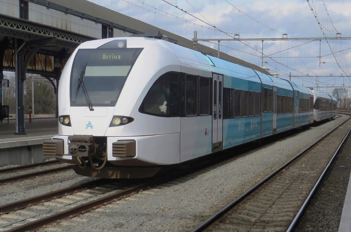 Arriva Noord 323 steht am 12 März 2022 in Nijmegen. Die GTW 2/8 sind in die Niederlande als Reihe 5307 eingereiht; die GTW 2/6 als Reihe 5207. 