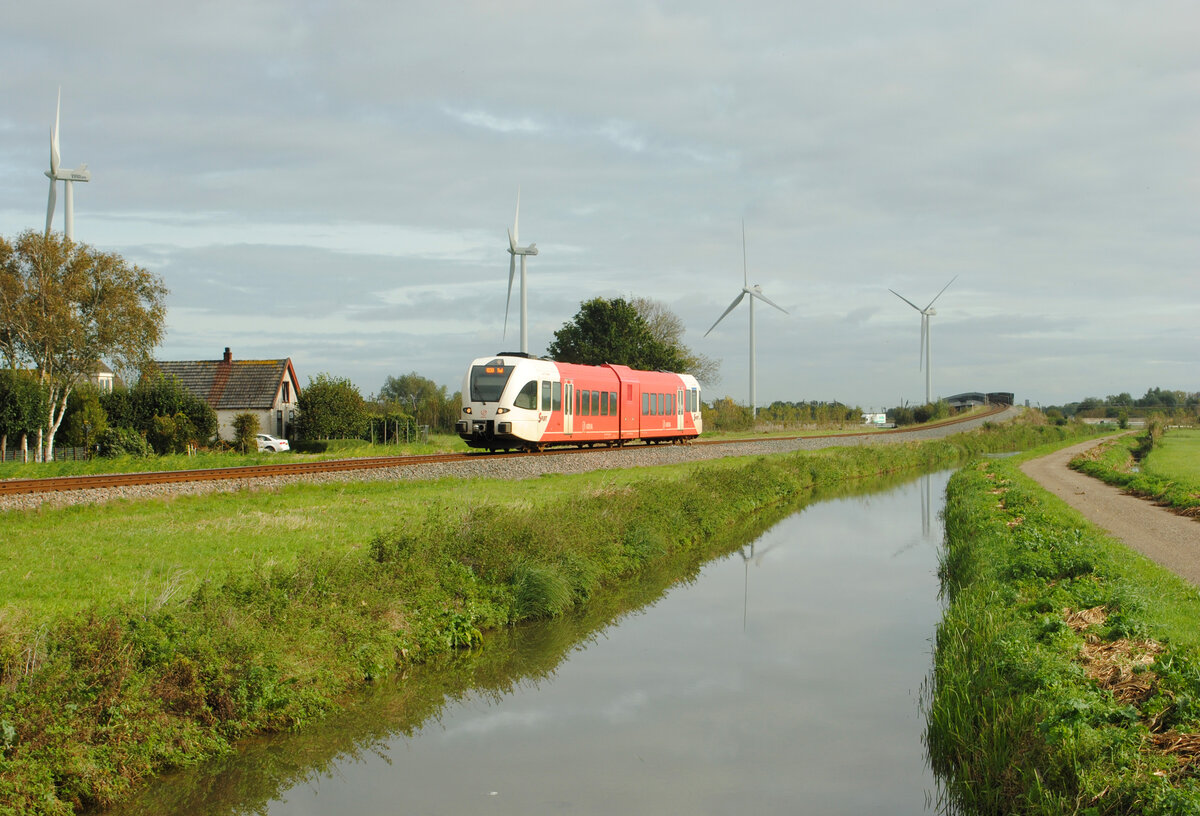 Arriva nr 260 hat gerade die Betuweroute (Güterstrecke Kijfhoek - Emmerich) und die Autobahn A15 bei Echteld passiert, als Zug 31132 (Arnhem Centraal - Tiel). Am 16.10.2023, Bild23098.