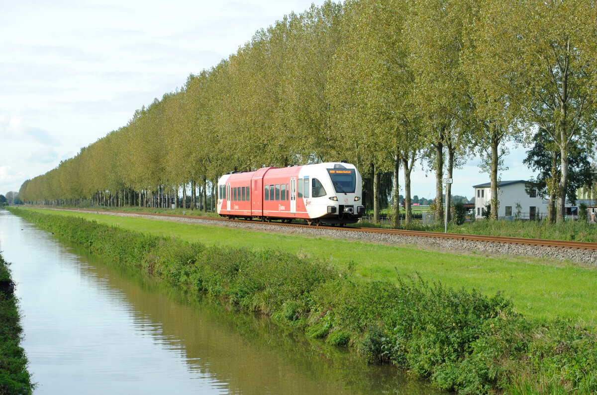 Arriva nr 264 an einer schönen Stelle am Kanal bei Echteld als Zug 31135 von Tiel nach Arnhem Centraal, 16.10.2023. Bild23102.