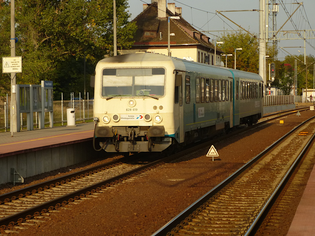 Arriva RP 628 619 im Dienst für Koleje Wielkopolskie als Regiozug von Wągrowiec nach Wolsztyn beim Halt im Bahnhof Poznań Wschód, Polen, 24.09.2019.