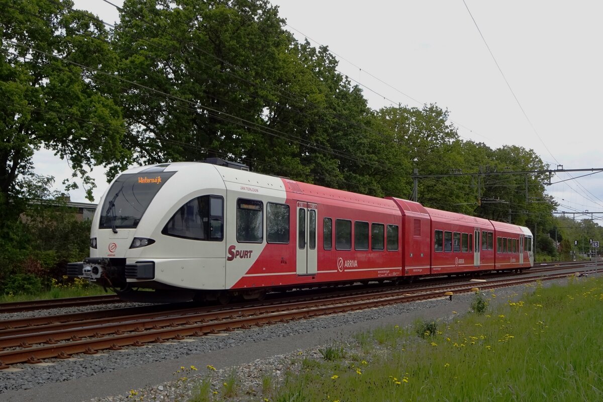 Arriva SPURT 374 verlässt Zevenaar am 10 Mai 2019. SPURT ist der eigene Name von Arriva für die Leistungen Arnhem--Doetinchem und Arnhem-Winterswijk. Die Triebzüge sind jedoch Standardmodelle aus Stadlers GTW-Katalog.
