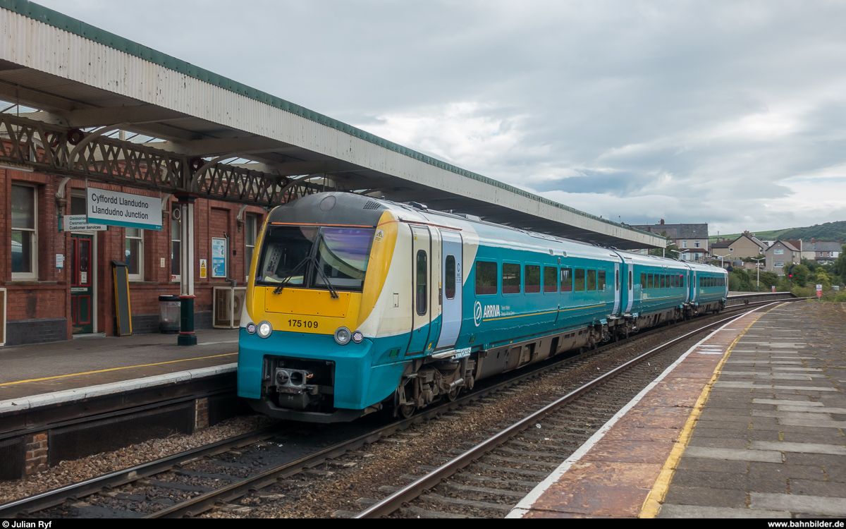 Arriva Trains Wales 175 109 erreicht am 14. August 2017 den Bahnhof Llandudno Junction.