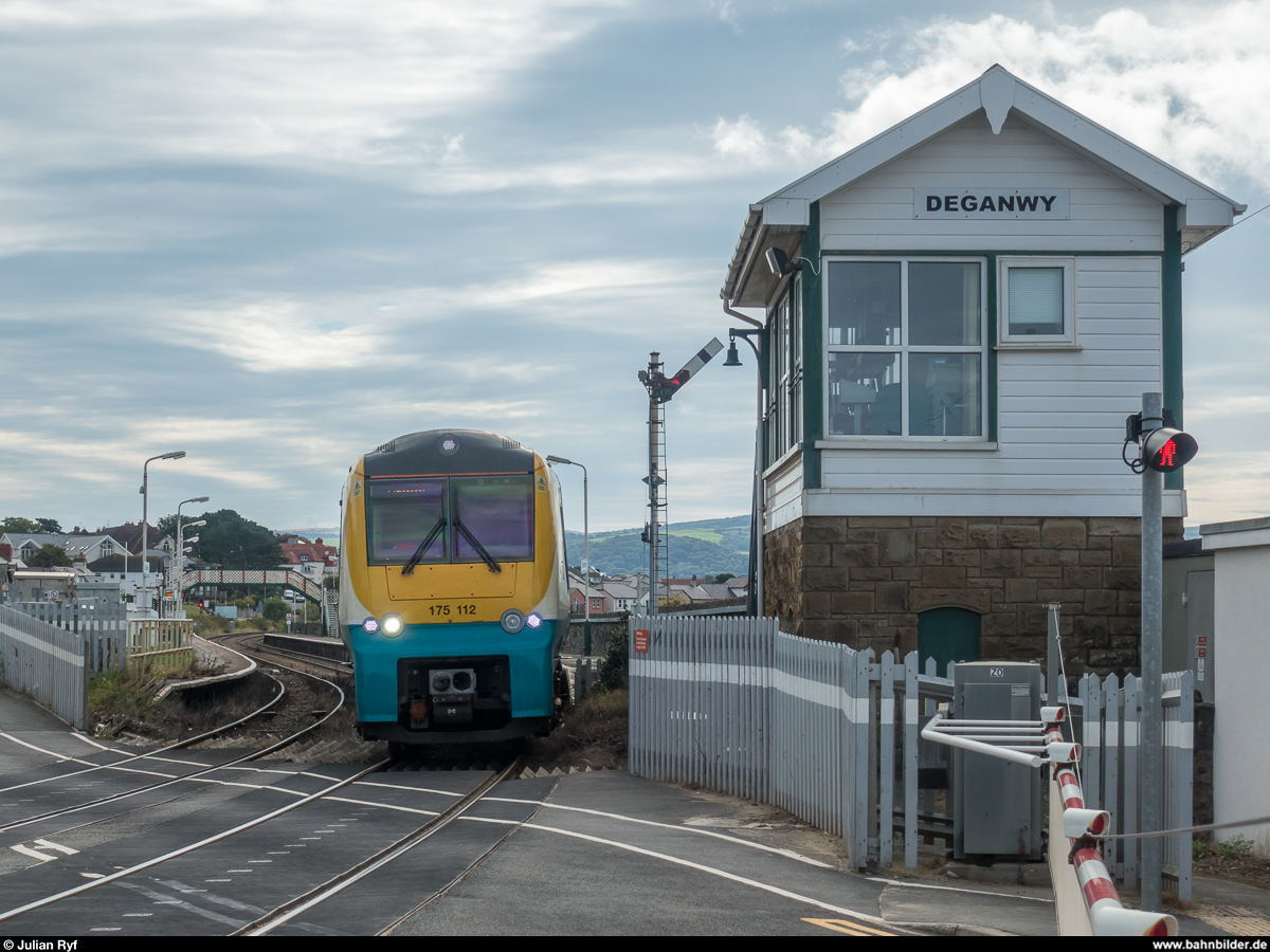 Arriva Trains Wales 175 112 durchfährt am 16. August 2017 den Bahnhof Deganwy auf der kurzen Stichstrecke von Llandudno Junction nach Llandudno.