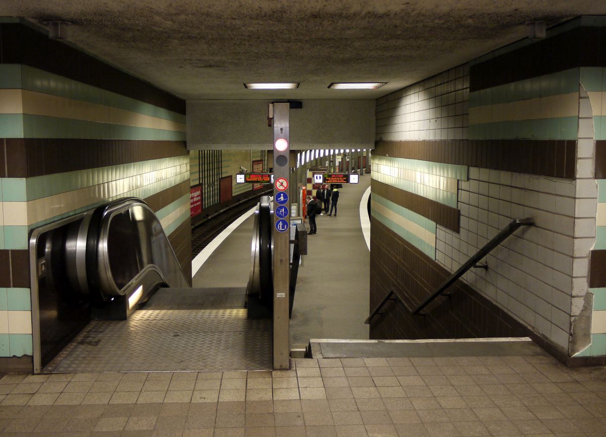 Art-Deco im Hamburger Untergrund: die bis 1987 nach Originalplänen rekonstruierte Hamburger U-Bahnhaltestelle  Klosterstern  braucht schon wieder Pflege - die Kacheln fallen ab, wie man rechts im Bild sieht. 9.3.2014
