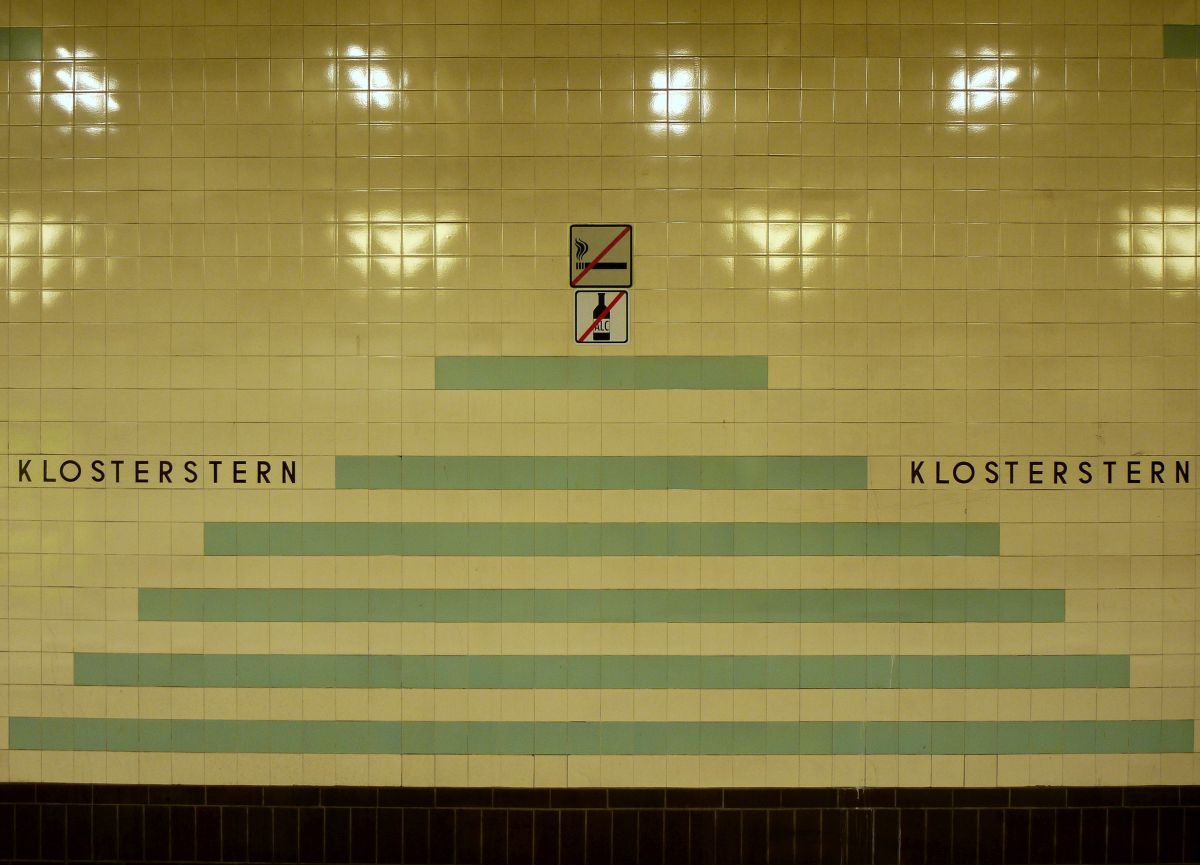 Art-Deco im Hamburger Untergrund: zum 75. Jubiläum der HHA restaurierte Kachelwand in der U-Bahnhaltestelle  Klosterstern . 9.3.2014