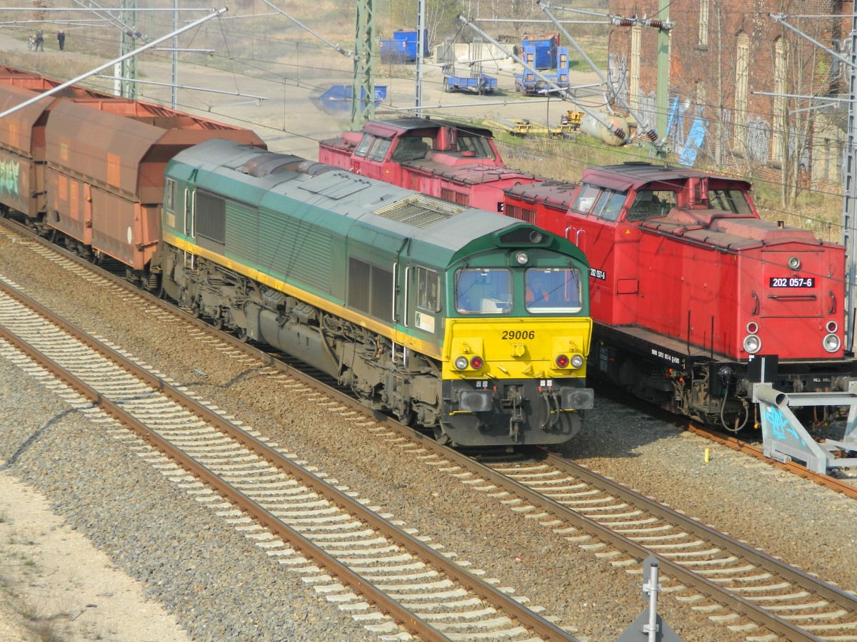 ASCENDOS EMD JT42CWR 29006 mit einen leeren Kohlezug am 29.03.2014 in Leipzig-Plagwitz. Daneben sind 202 057 und 202 487 auf einem Abstellgleis zu sehen. 