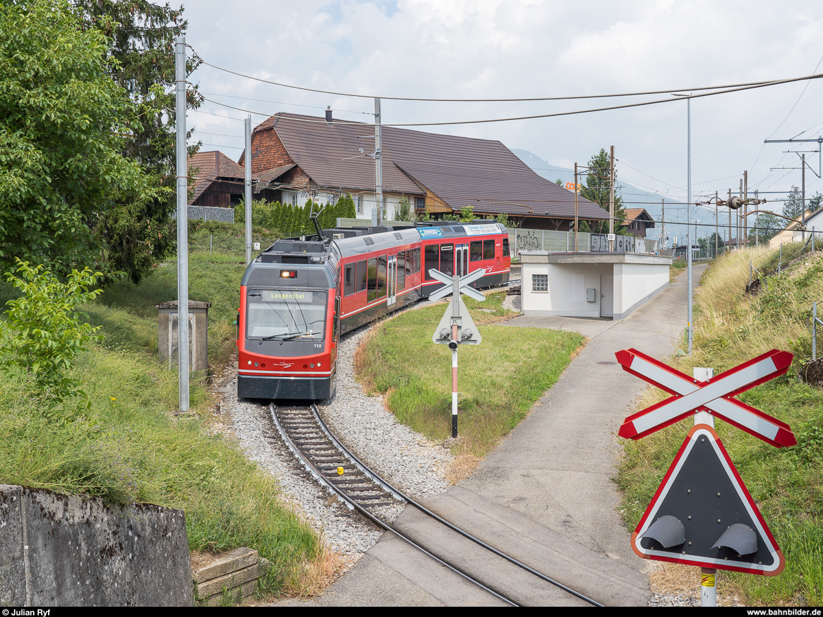 ASm am 2. August 2019. STAR Be 4/8 110 bei der Ausfahrt Niederbipp Richtung Langenthal. Offenbar experimentiert auch die ASm hier mit weiss angemalten Schienen gegen hitzebedingte Gleisverwerfungen.