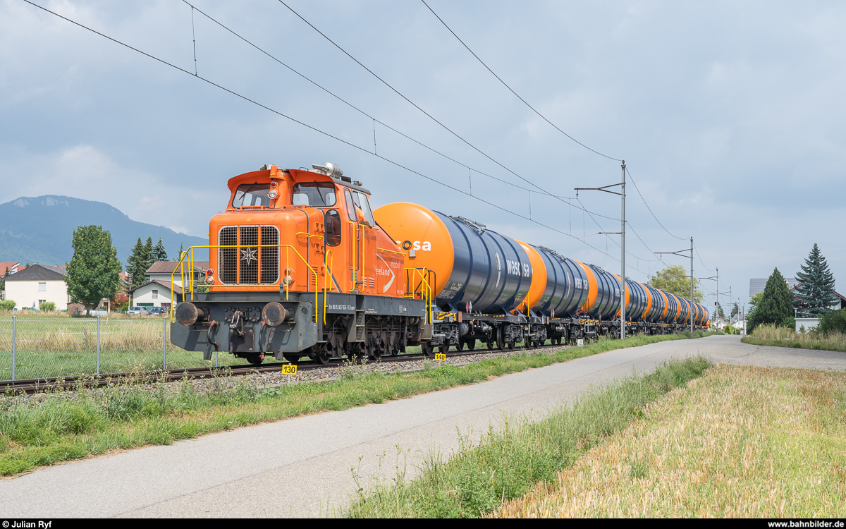 ASm am 2. August 2019. Em 3/3 326 schiebt einen leeren Kesselwagenhalbzug vom Tanklager Oberbipp nach Niederbipp, wo er SBB Cargo übergeben wird.
