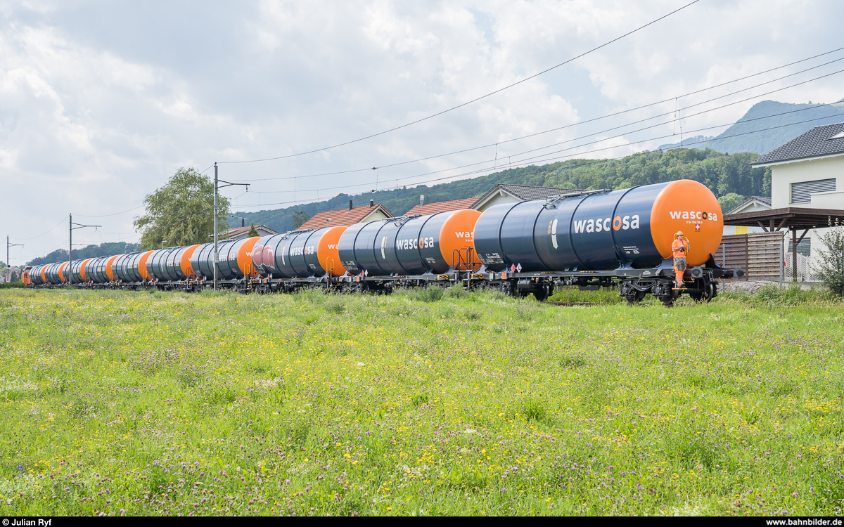 ASm am 2. August 2019. Em 3/3 326 mit der zweiten Hälfte des leeren Kesselwagenzugs vor der Einfahrt Niederbipp.