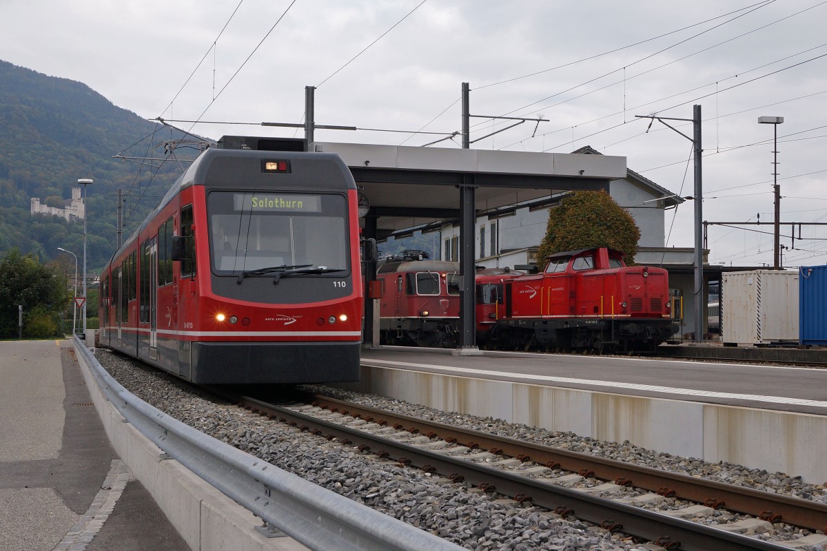 ASm: ASm auf  s c h m a l e r und n o r m a l e r   Spur bei der neuen Endhaltestelle Oensingen von Aare Seeland mobil, wo normalerweise nur die Personenzge ein- und ausfahren. Die Aufnahme mit Be 4/8 110  STAR  und der Am 847 957-8 ex DB ist am 9. Oktober 2013 entstanden.
Foto: Walter Ruetsch 