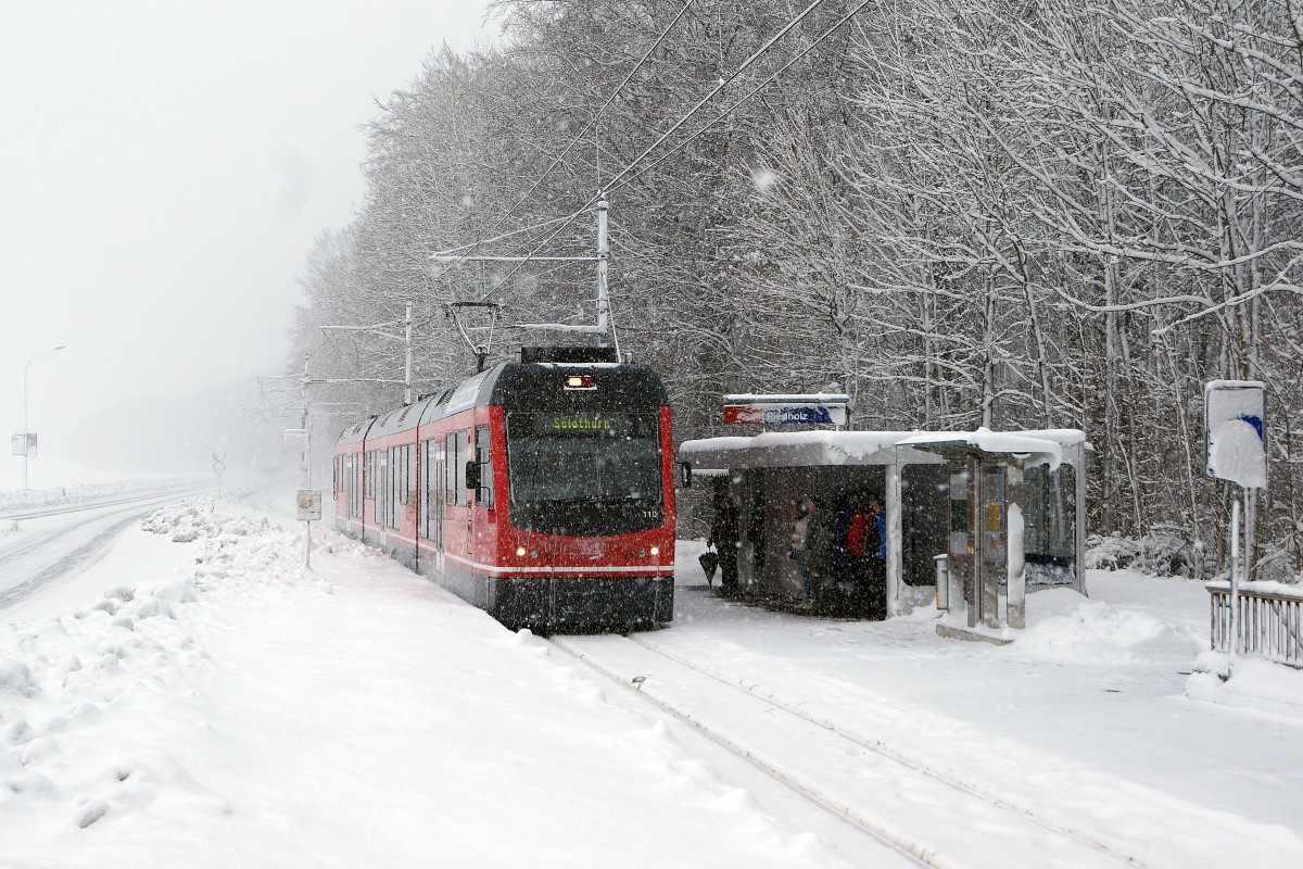 ASm: Aufnahmen dieser Art waren während dem diesjährigen Winter in der Region Solothurn nur an wenigen Tagen möglich. Regionalzug Langenthal-Oensingen-Solothurn mit Be 4/8 110  STAR  in Riedholz am 29. Dezember 2014.
Foto: Walter Ruetsch