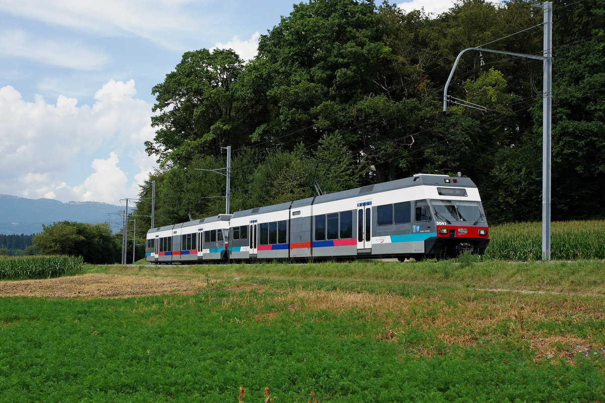ASm: Bald Geschichte ! Be 2/6 Doppeltraktion im alten Farbkleid zwischen Lüscherz und Siselen am 15. August 2016. Sehr speziell ist, dass beide Triebzüge ohne angebrachte Werbeaufschriften unterwegs sind. 
Foto: Walter Ruetsch