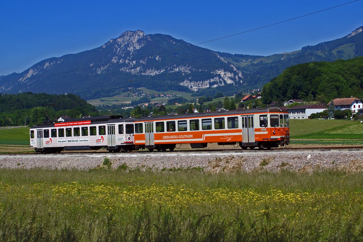 ASm: Be 4/4 103 mit Vollwerbung  Hörlisi  ex BTI/SZB mit Bt 354 zwischen Flumenthal und Attiswil am 19. Mai 2007. Hier handelte es sich um eine sehr seltene  Komposition , die nur zustande kam, weil sich der Bt 153 mit derselben Vollwerbung im Unterhalt befand. Dieser Streckenabschnitt wurde inzwischen auf Doppelspur ausgebaut, zwecks fliegenden Zugskreuzungen auf offenem Feld. Der frühere Kreuzungsbahnhof Flumenthal wurde aufgehoben und zu einer Haltestelle mit  Halt auf Verlangen  umgebaut.
Foto: Walter Ruetsch 