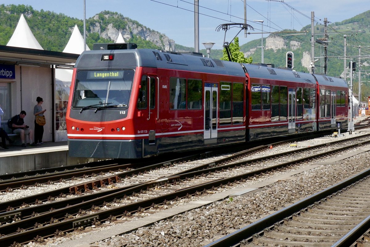 ASM Be 4/8 113  Mars  Richtung Langenthal, am 28.4.18 bei der Einfahrt in Niederbipp.