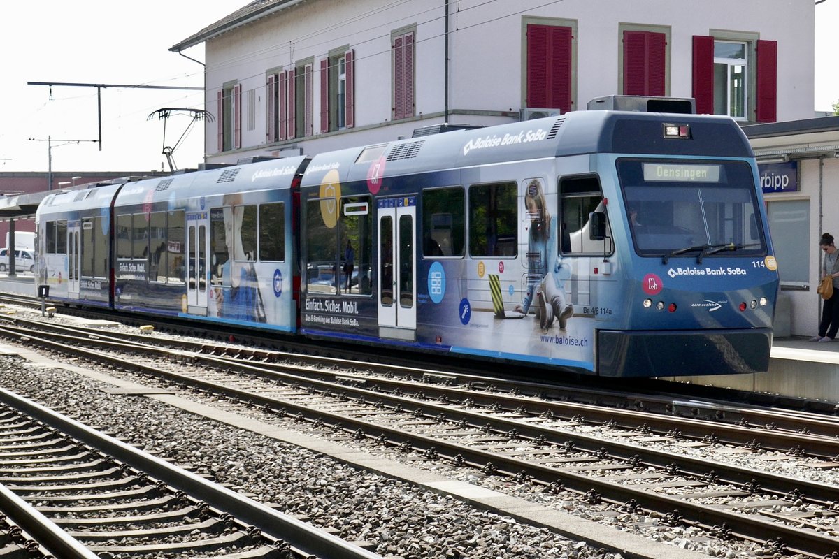 ASM Be 4/8 114  Saturn  mit Vollwerbung für die Baloise Soba Bank am 28.4.18 als Shuttle nach Oensingen im Bhf Niederbipp.