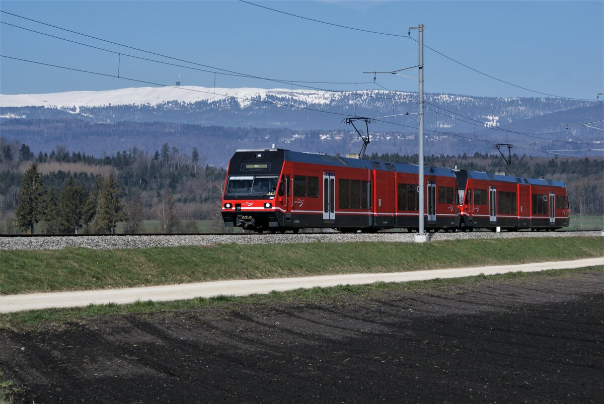 ASM BTI Aare Seeland mobil AG Biel-Täuffelen-Ins-Bahn: GTW 506 + 504, Zug 7054 Biel-Ins, mit schneebedecktem Chasseral im Hintergrund, Siselen, 24. März 2021.