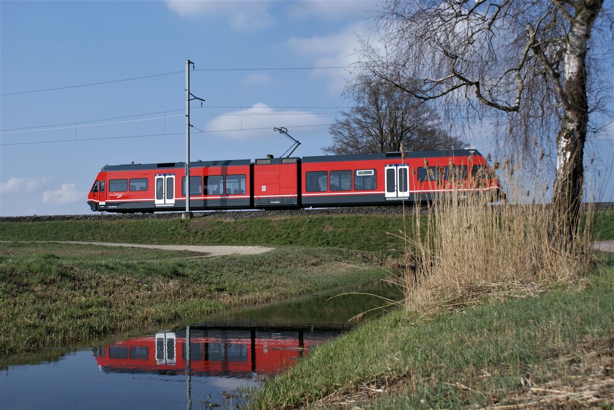 ASM BTI Aare Seeland mobil AG Biel-Täuffelen-Ins-Bahn: GTW 506, Zug 7045 Ins-Biel, Mooskanal Lüscherzmoos, 15. April 2021. 
