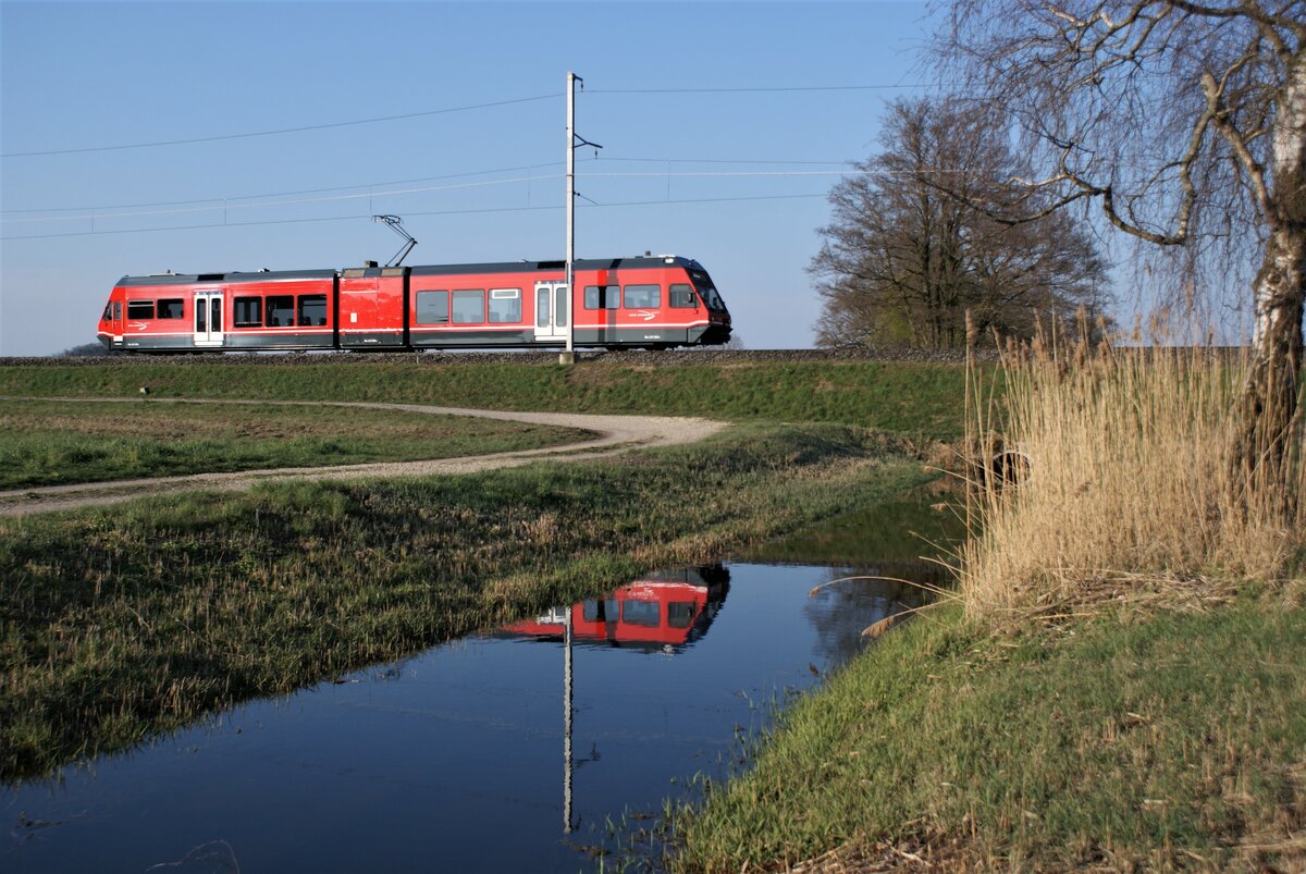 ASM BTI Aare Seeland mobil AG Biel-Täuffelen-Ins-Bahn: GTW 506, Zug 7033 Ins-Biel, Mooskanal Lüscherzmoos, 16. April 2021.