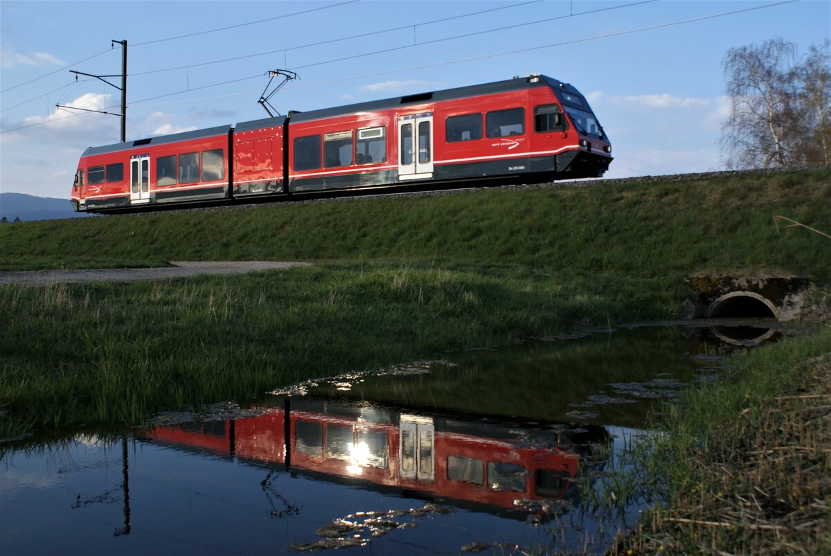 ASM BTI Aare Seeland mobil AG Biel-Täuffelen-Ins-Bahn: GTW 506, Zug 7118 Biel-Ins, Mooskanal Lüscherzmoos, 20. April 2021.