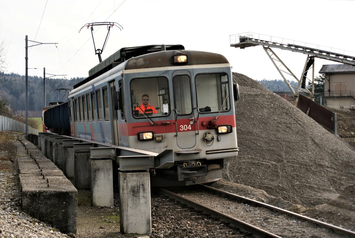 ASM BTI Aare Seeland mobil AG Biel-Täuffelen-Ins-Bahn: Be 4/4 304 + Fa 576 + Fa 571 + Fa 572 + Be 4/4 302, Zug 8281 Finsterhennen-Sutz, Ankunft an der Entladestelle im Werk, Sutz, 9. Februar 2021.