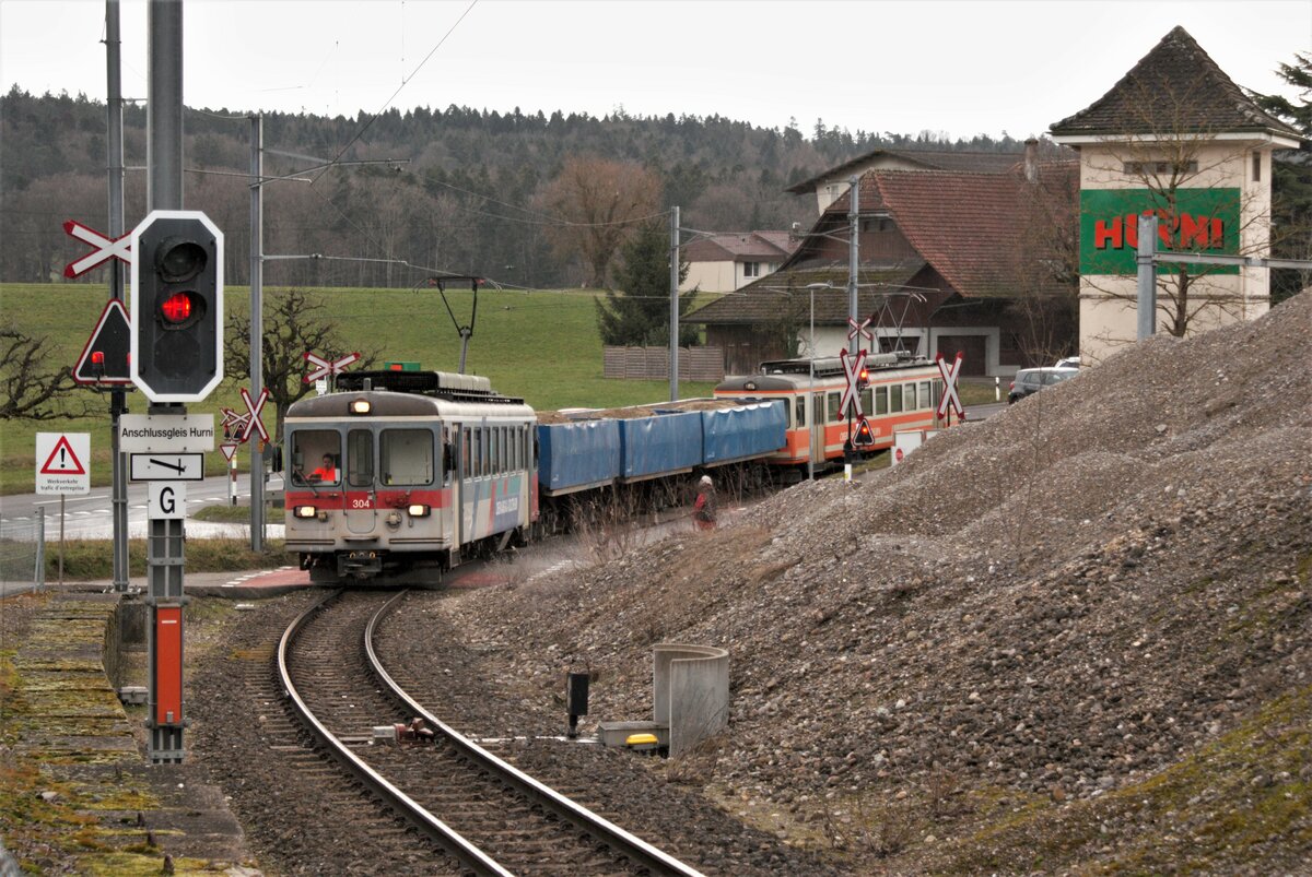 ASM BTI Aare Seeland mobil AG Biel-Täuffelen-Ins-Bahn: Be 4/4 304 + Fa 576 + Fa 571 + Fa 572 + Be 4/4 302, Zug 8281 Finsterhennen-Sutz, Einfahrt ins Werkareal, Sutz, 5. April 2021.