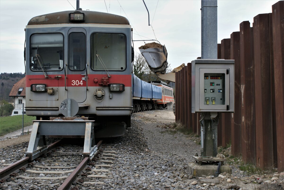 ASM BTI Aare Seeland mobil AG Biel-Täuffelen-Ins-Bahn: Be 4/4 302 + Fa 572 + Fa 571 + Fa 576 + Be 4/4 304, Beladen von Zug 8286 Sutz-Finsterhennen, Sutz, 19. April 2021.