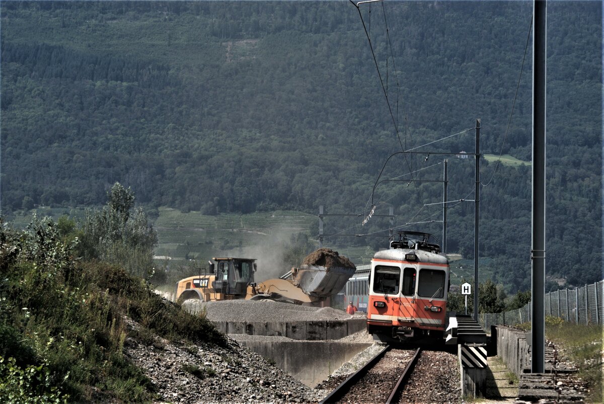 ASM BTI Aare Seeland mobil AG Biel-Täuffelen-Ins-Bahn: Be 4/4 302 + Fa 572 + Fa 571 + Fa 576 + Be 4/4 304, Beladen von Zug 8286 Sutz-Finsterhennen, Sutz, 9. August 2021.