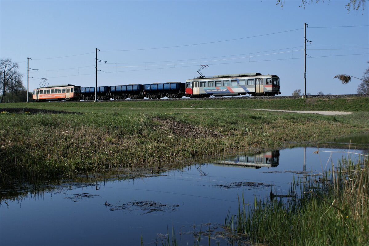 ASM BTI Aare Seeland mobil AG Biel-Täuffelen-Ins-Bahn: Be 4/4 304 + Fa 576 + Fa 571 + Fa 572 + Be 4/4 302, Zug 8245 Finsterhennen-Sutz, Mooskanal Lüscherzmoos, 22. April 2021. 