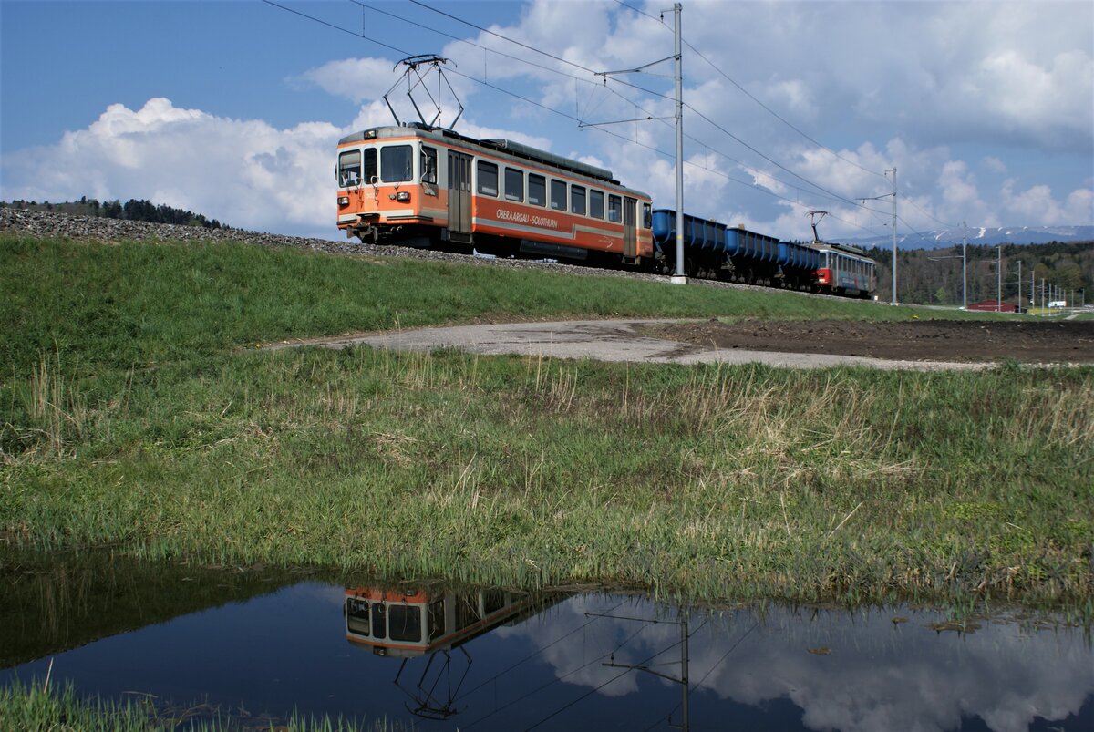 ASM BTI Aare Seeland mobil AG Biel-Täuffelen-Ins-Bahn: Be 4/4 302 + Fa 572 + Fa 571 + Fa 576 + Be 4/4 304, Zug 8250 Sutz-Finsterhennen, Mooskanal Lüscherzmoos, 22. April 2021.